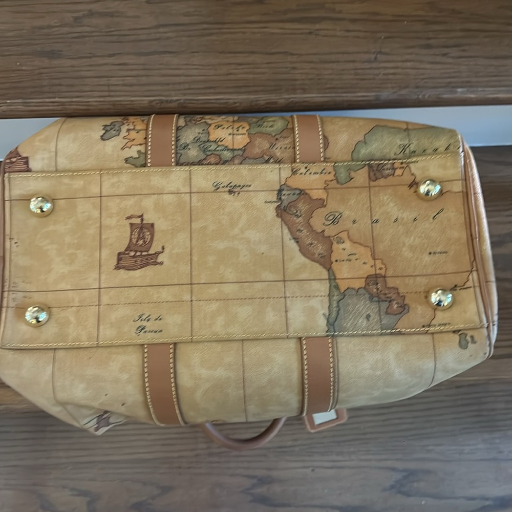 Alviero Martini travel bag featuring the iconic Geo Classic map print. - Picture 4 of 7